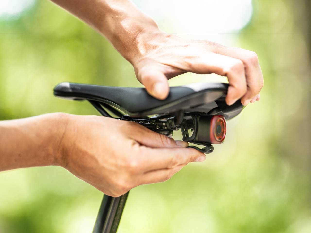 Spirit saddle rail bracket