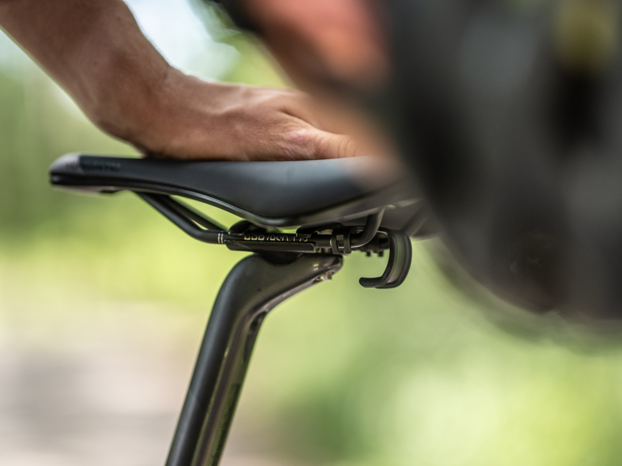 Spirit saddle rail bracket